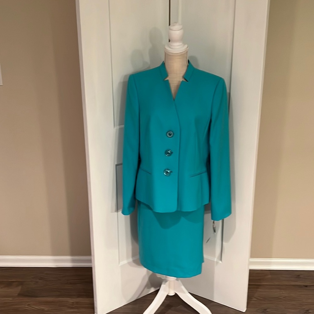 LeSuit Aqua 2 Piece Suit NWT